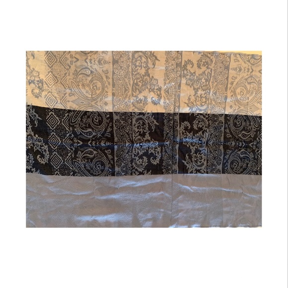 Grey patterned shawl (49 in X 27 in) - Picture 3 of 5